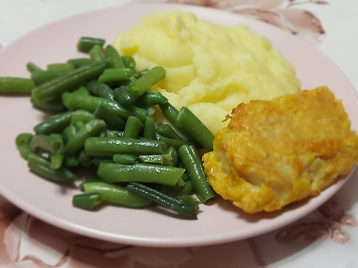 Маленький кусочек рыбки и много гарнира лишь для фотографии)))