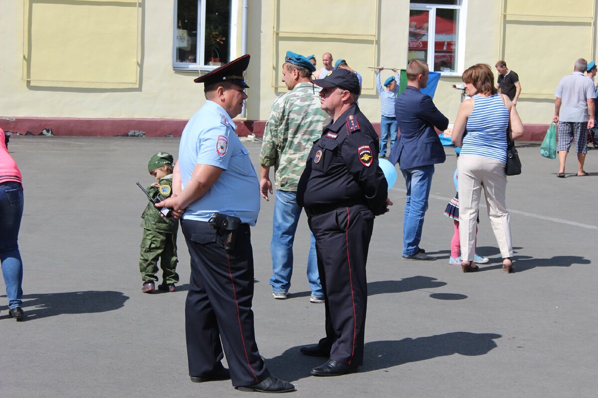 На авторском фото. 2 августа, стражи порядка тогда ещё капитаны милиции. Как у них с честью?