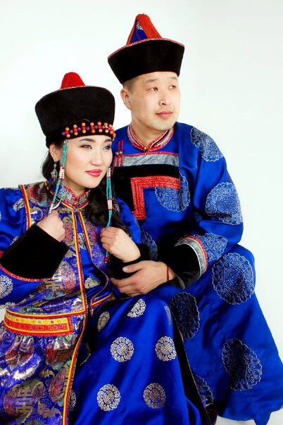Үе сагайнгаа хурдан гүйдэлдэ, Уужам тэнюун нютагтаа
Улаан наранай элшэ доро
Улад зоной жаргалай одон яларан байг!
Сэдьхэлээ худэлгэн зугаалдажа,
Сэнтэй нухэдөөрөө золгожо,
Сэнхир агаар соо жаргажа,
Сэсэглэжэ наhандаа ябая!
Хуби заяагаа шэнээр
Хубилган hайн тээшэ залажа,
Хурьhэтэ дайда дээр,
Хүбүүд,басагад хүхижэ ябахань,болтогой!

Талана
Дымбрыловна