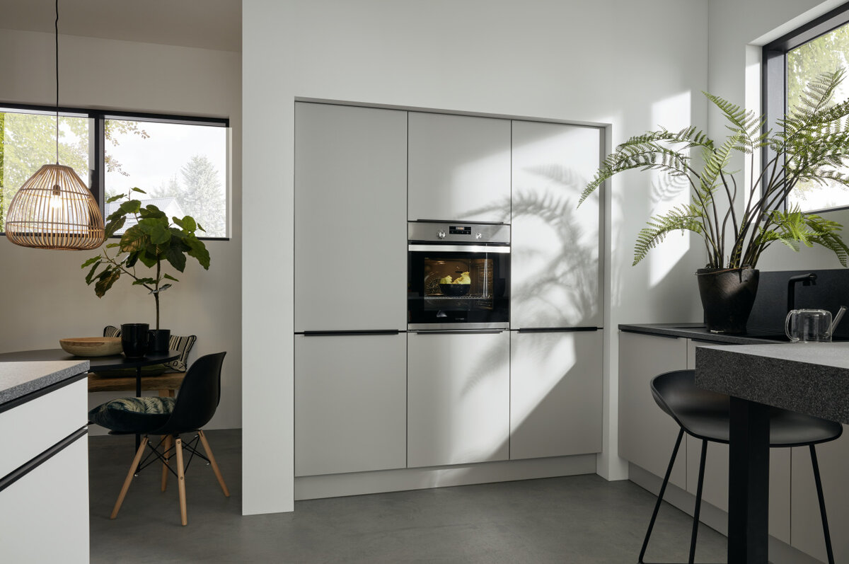 Сотрудники немецкой фабрики Nolte Küche используют для замеров точные приборы. Коллекция Feel идеально вписывается в геометрию помещения