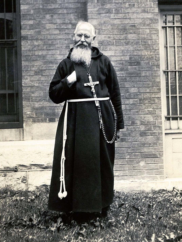 Отец Теофил Рисингер у церкви святого Иосифа в Эпплтоне