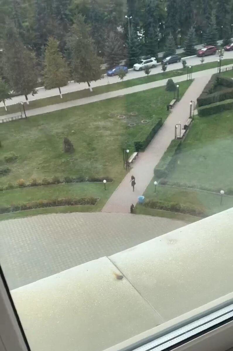  На одном из видео студенты снимают из окна, как молодой человек идёт с оружием возле фонтана «Одуванчик» перед восьмым корпусом