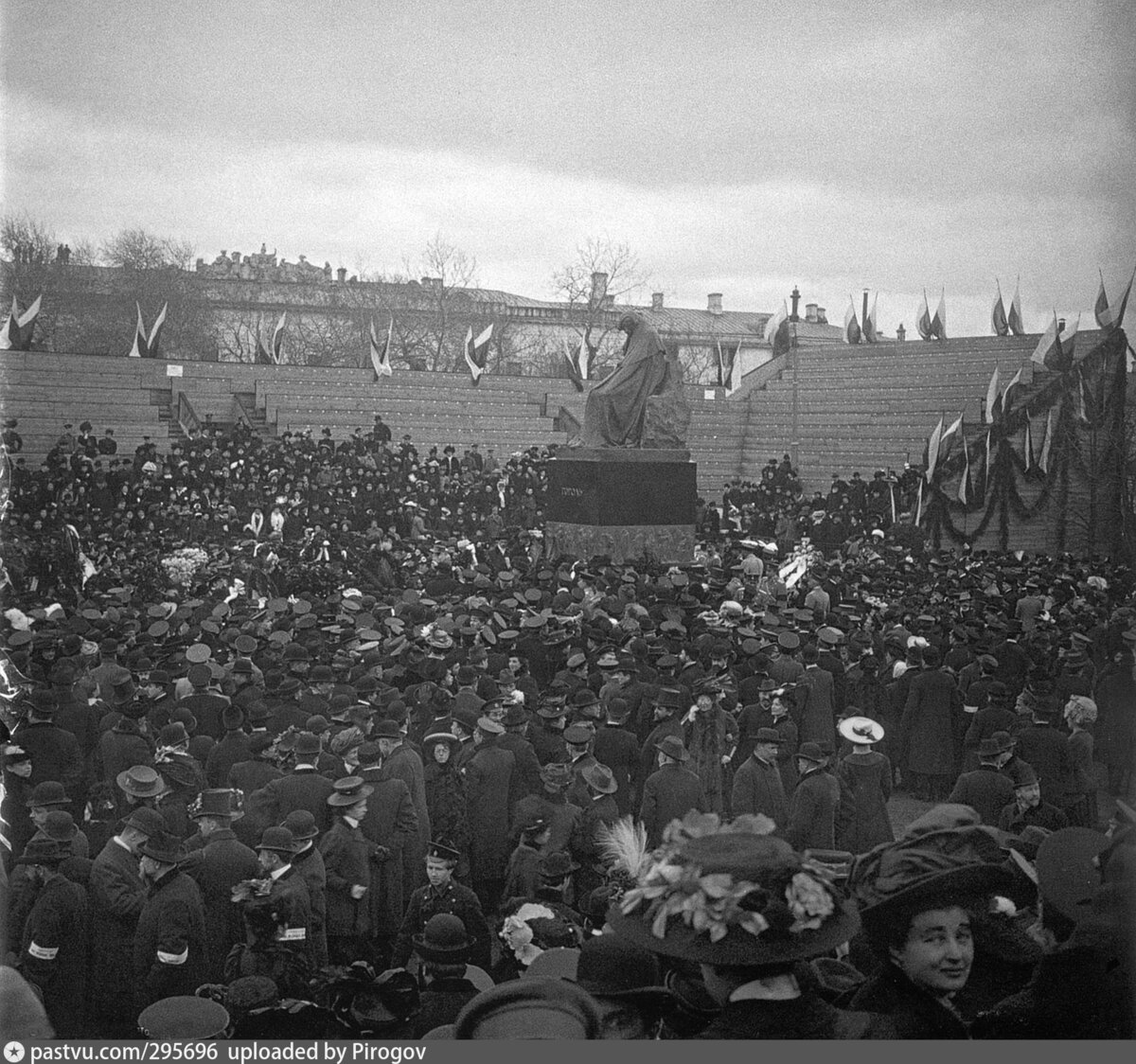 Торжественное открытие памятника Н.В. Гоголю 26 апреля 1909 года. С сайта www.pastvu.com.