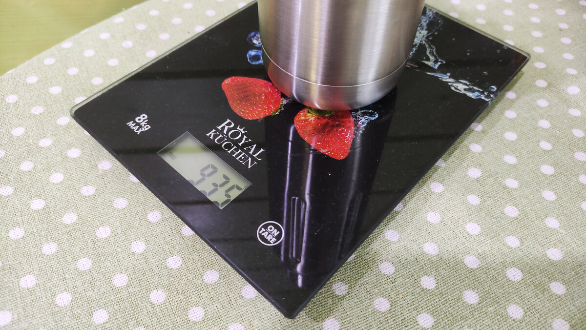 Вес заправленного термоса - 935 грамм