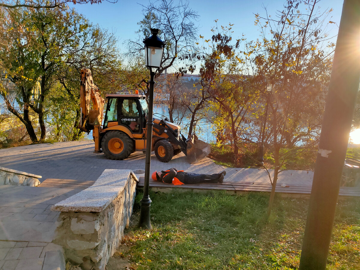 В Севастополе на многих улицах ведутся работы: прокладка труб, установка электрических столбов и светофоров, ремонт дорог... Ну или почти ведутся. На фото - утренняя сиеста, а может он просто не выспался)))