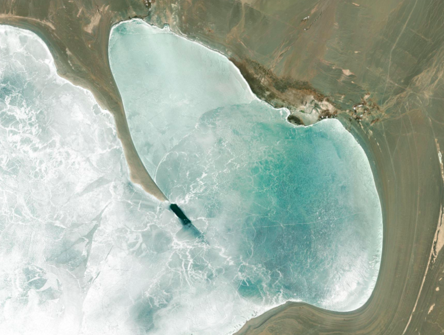 Озеро Хяргас-Нуур подо льдом. Живой Атлас Esri’s Wayback