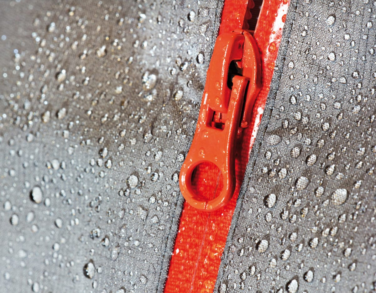 100% защита от ветра и влаги – это ткани с мембранным слоем. Такая вещь не промокает под снегом и «дышит», поэтому нет ощущения, будто ходишь в пакете. 