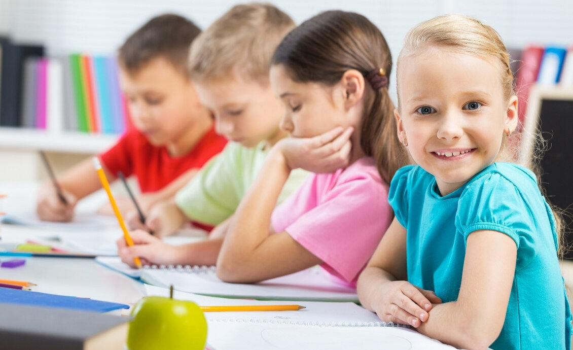 «Мастер-классы по английскому языку проходят в семейном центре «Западное Дегунино» в разнообразных интересных играх. В них ребёнок может проявить себя как личность, а также как член коллектива. Для этого дети самостоятельно готовят необходимые аксессуары, специалист создаёт на занятиях атмосферу соревнования, делает задания разнообразными, но в то же время доступными и интересными»- делится Ирина, мама Анны (9 лет) 