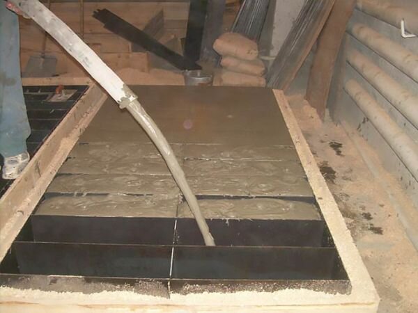 Вот так разливается газобетонная смесь по формам при кустарном производстве