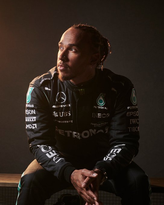 Льюис Хэмилтон. Фотография со свободной лицензией из официального Твиттера команды Mercedes.