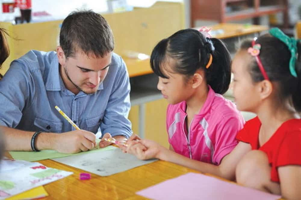 Teach chinese. Учитель английского и китайского. Учитель детей в Китае. Китайцы учат английский. Преподаватель английского языка в Китае.