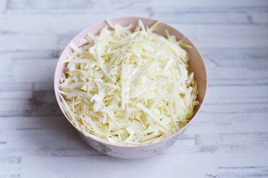 ШАГ 2:
Кочан капусты вымойте, снимите верхние испорченные листья. В зависимости от размера кочана, можете использовать его весь или отрезать часть нужного веса. Капусту нашинкуйте тонкой соломкой.