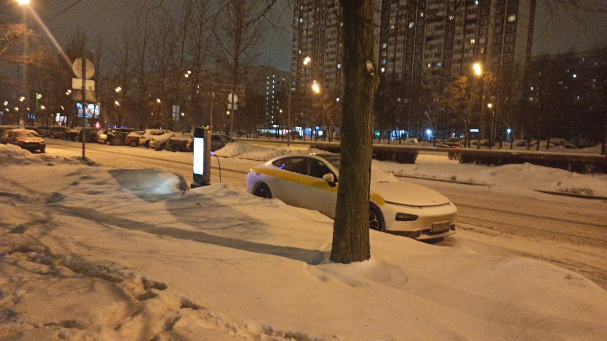 Машина стояла на зарядке, электрокар в такси? Такое встретишь не часто. Пока что