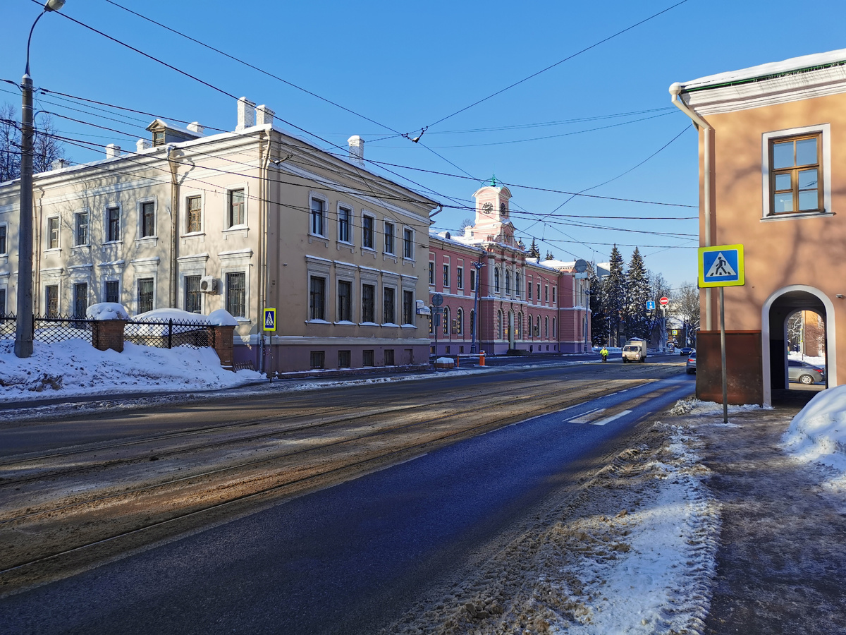 Тимирязевская улица. Справа и слева - корпуса Тимирязевской академии. 5 февраля 2022 года.