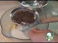     Потом просеем в два этапа муку, какао и добавим разрыхлитель. Ложкой замесим густое тесто.