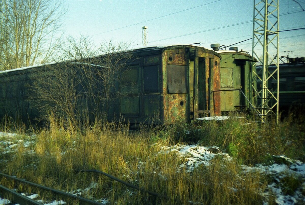 Прицепной безбагажный вагон электросекции См3-036 на территории, прилегающей ск ТЧ-15 Окт. Ж.Д., 7 ноября 1998 года. Фото мое.