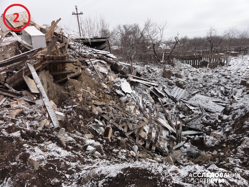 Кадр №2 – дом в городе Кировск (ЛНР), от которого не осталось ничего после попадания в него украинского «Града». 