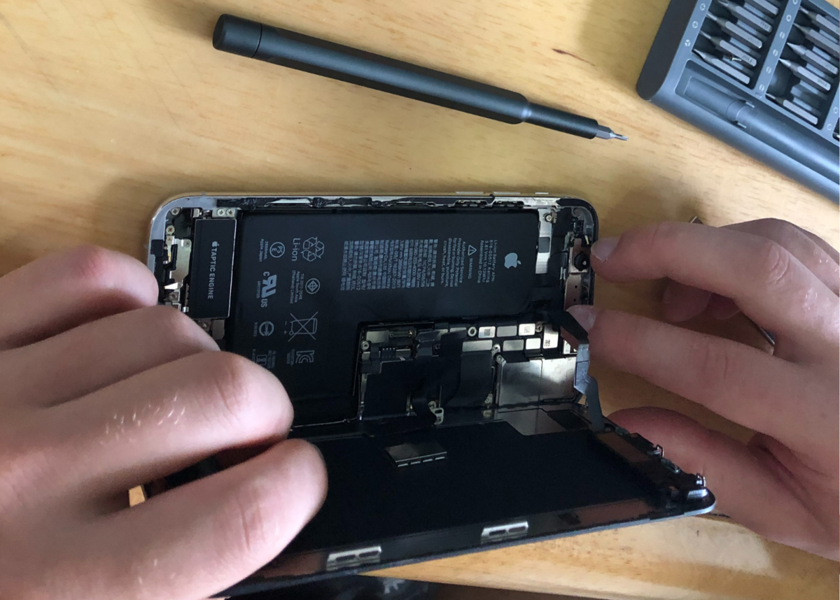 Тут я ремонтирую айфон, она до последнего мне не верила, что у меня получиться поменять экран.