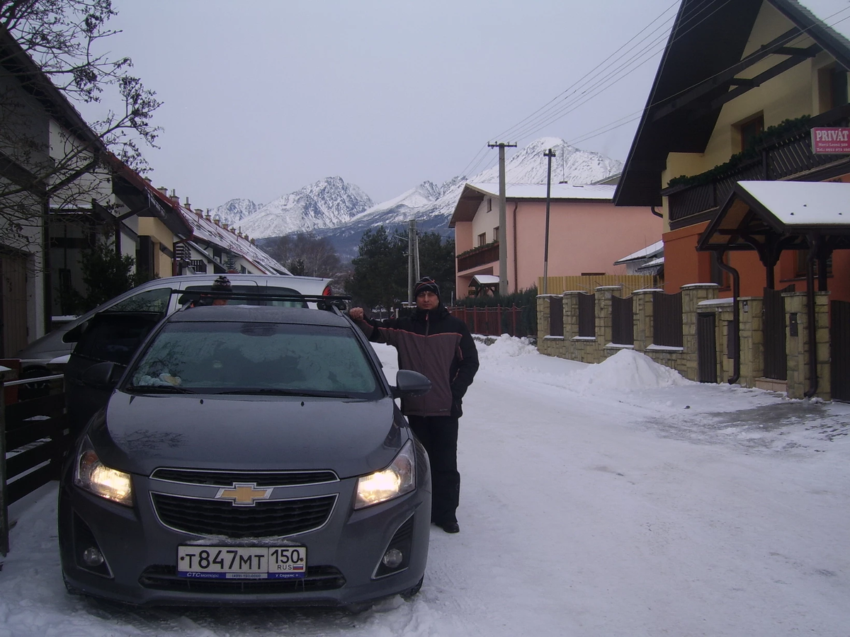 Жизненные обстоятельства, смена трех работ не позволяла нам долгое время отправиться путешествие и вот наступили новогодние праздники, целых одиннадцать выходных. Решено, едем, но не далеко. Очень хотелось бы покататься на горных лыжах и понежиться в горячих источниках. План поездки обозначился быстро. Наш выбор пал на Словакию. Относительно недалеко, горные вершины Высокие Татры, минеральные источники и аква- парки и невысокие цены по сравнению с другими европейскими странами. Единственное, что сильно обескураживает это обвал рубля. Курс стал стремительно расти и к новому году достиг почти 100 руб за евро, потом немного выровнялся  до 75 руб. У нас были небольшие запасы и все равно пришлось докупать валюту. Требуемые документы для поездки. У меня и сына Данилы годовой финский шенген, у Тани пятилетняя рабочая , французская виза + страховка для занятий спортом ( дороже обычной эконом) и грин карта на машину. Итак 31 декабря долго не засиживаемся и уже в 9:00 1 января выдвигаемся в сторону Беларуссии. Первая ночевка предстоит в Минске.
