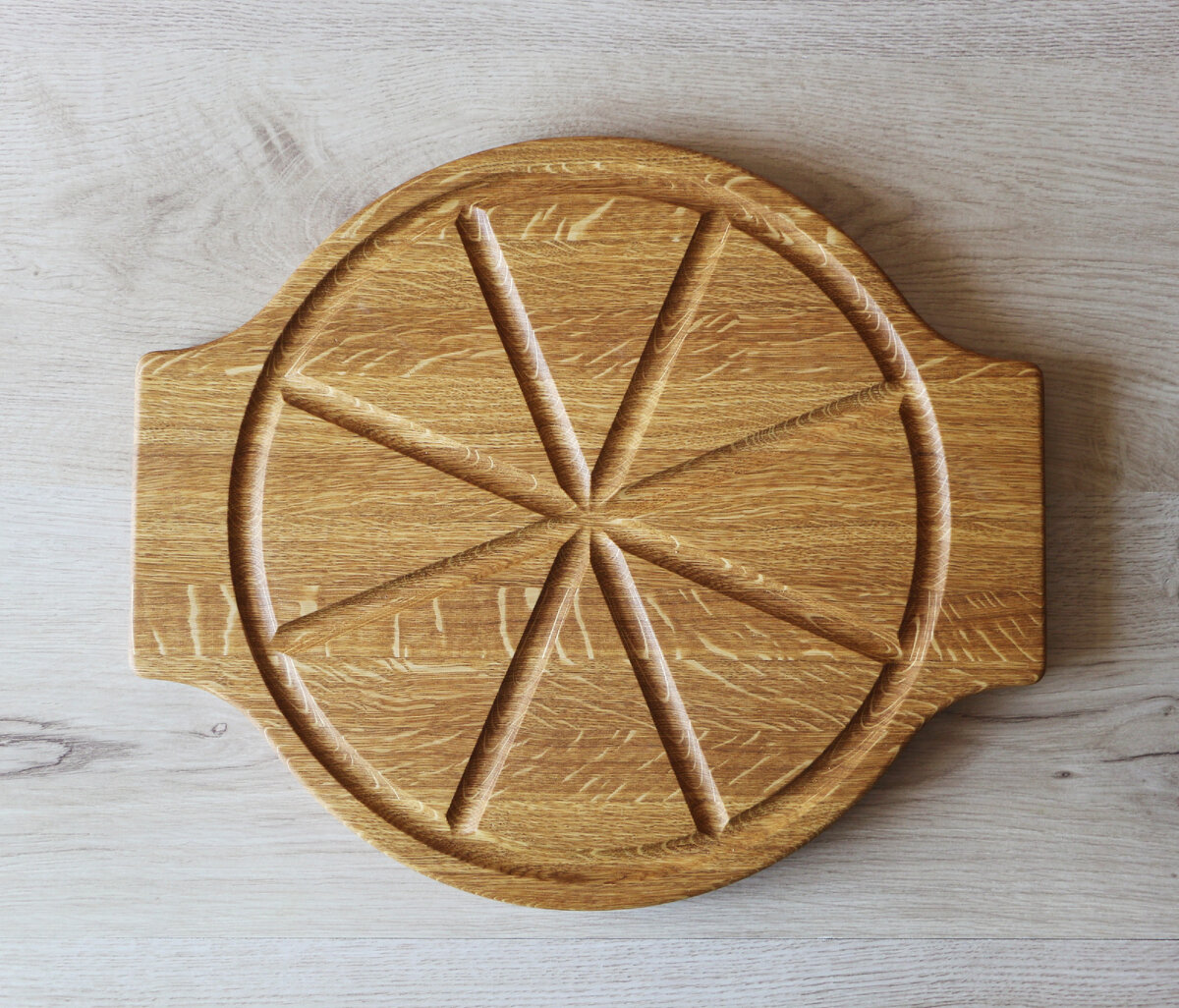Доска для пирогов, тортов и пиццы, дуб, цвет натуральный, покрытие маслом с твердым воском, диаметр без ручек 33 см, с ручками 39 см