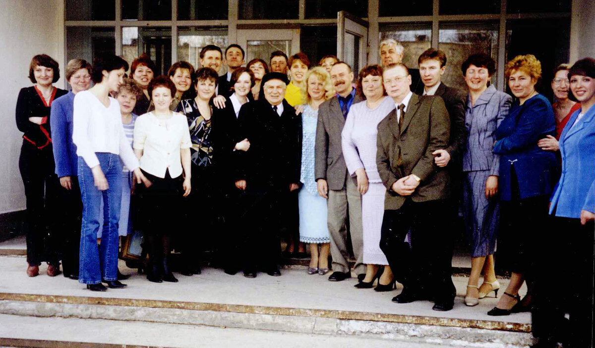 2003 год. Коллектив Управления капитального строительства СТЗ на крыльце своего здания. Все ветераны УКС, кто работали с 1983 по 2003 год с Алексеем Кузьмичом Сорокиным (в центре), безмерно уважают его за строгость, принципиальность, за тот стиль работы, которому он научил многих сотрудников УКС