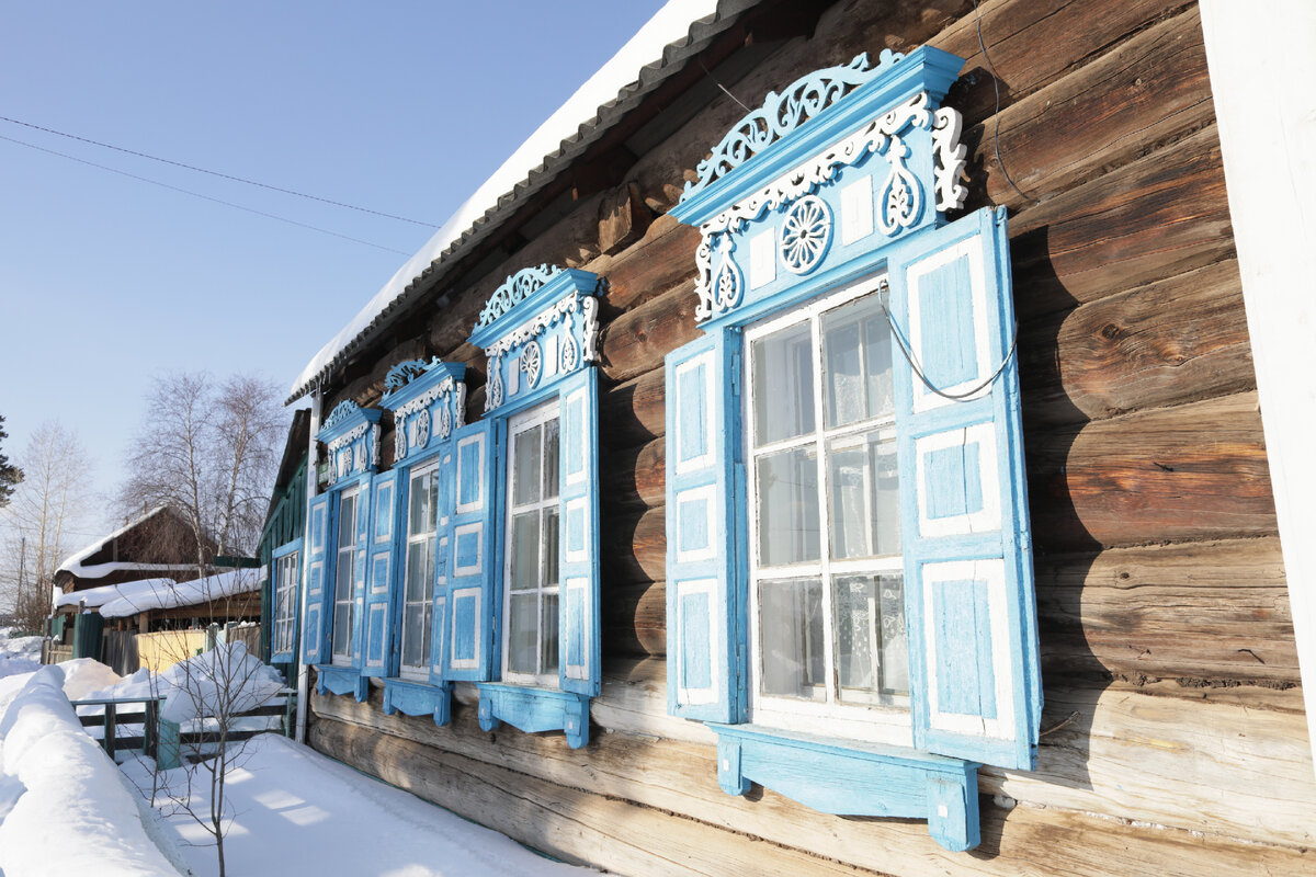 Село Ербогачён. Резные наличники окон.