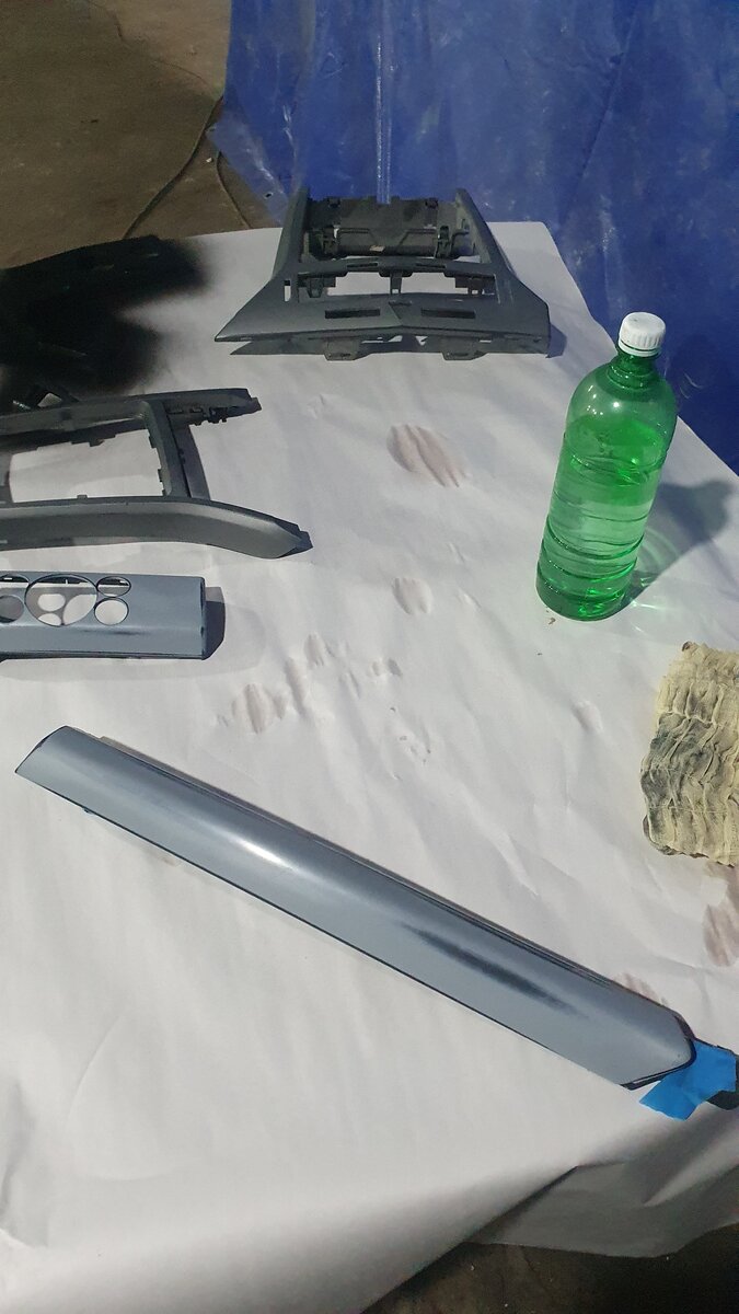 Матирование деталей мелкой наждачкой,для лучшей сцепки краски и пластиком.