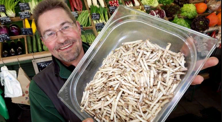 Christian Maier von Leos Obststand am Viktualienmarkt hat den Hallertauer Hopfenspargel im Sortiment. © Götzfried
