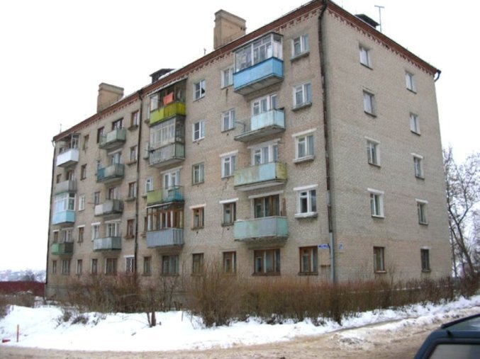 В это "хрущевка" из силикатного кирпича. Как видим - совсем не утепленная