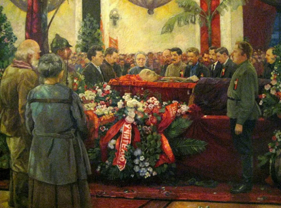 Надежда Крупская высказывалась против захоронения в Мавзолее, но ее уже никто не слушал.