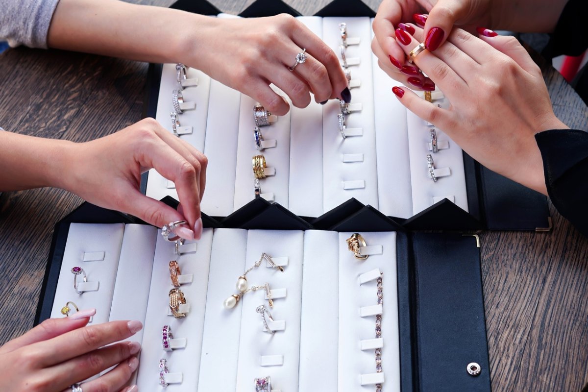 Важным энергетическим отличием от серебра принято считать тот факт, что золото способно накапливать не только позитивную энергетику, поэтому важно следить за чистотой изделий.