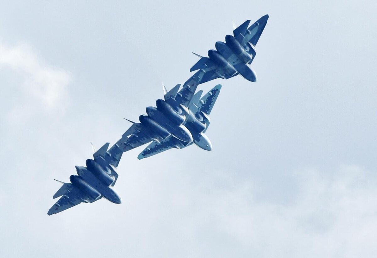 Российские многофункциональные истребители пятого поколения Су-57 выполняют демонстрационный полет на Международном авиационно-космическом салоне МАКС-2019 в подмосковном Жуковском / © РИА Новости / Михаил Воскресенский