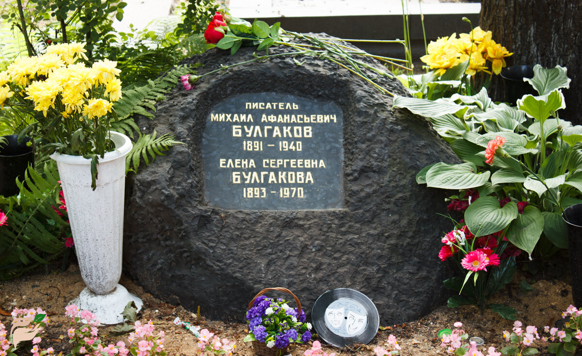 Камень Гоголя на могиле Булгакова