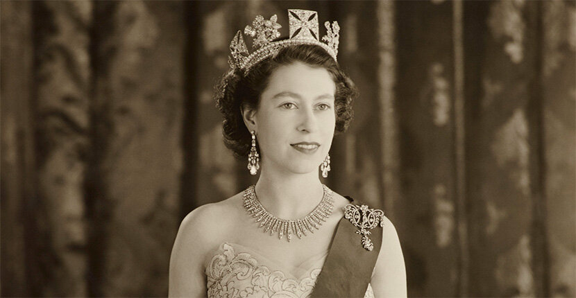 Королева Елизавета II в серьгах Greville из платины с бриллиантами от Cartier London и других драгоценностях. Фото: Барон, 1953 год (фото: Royal Collection Trust © Her Majesty Queen Elizabeth II )