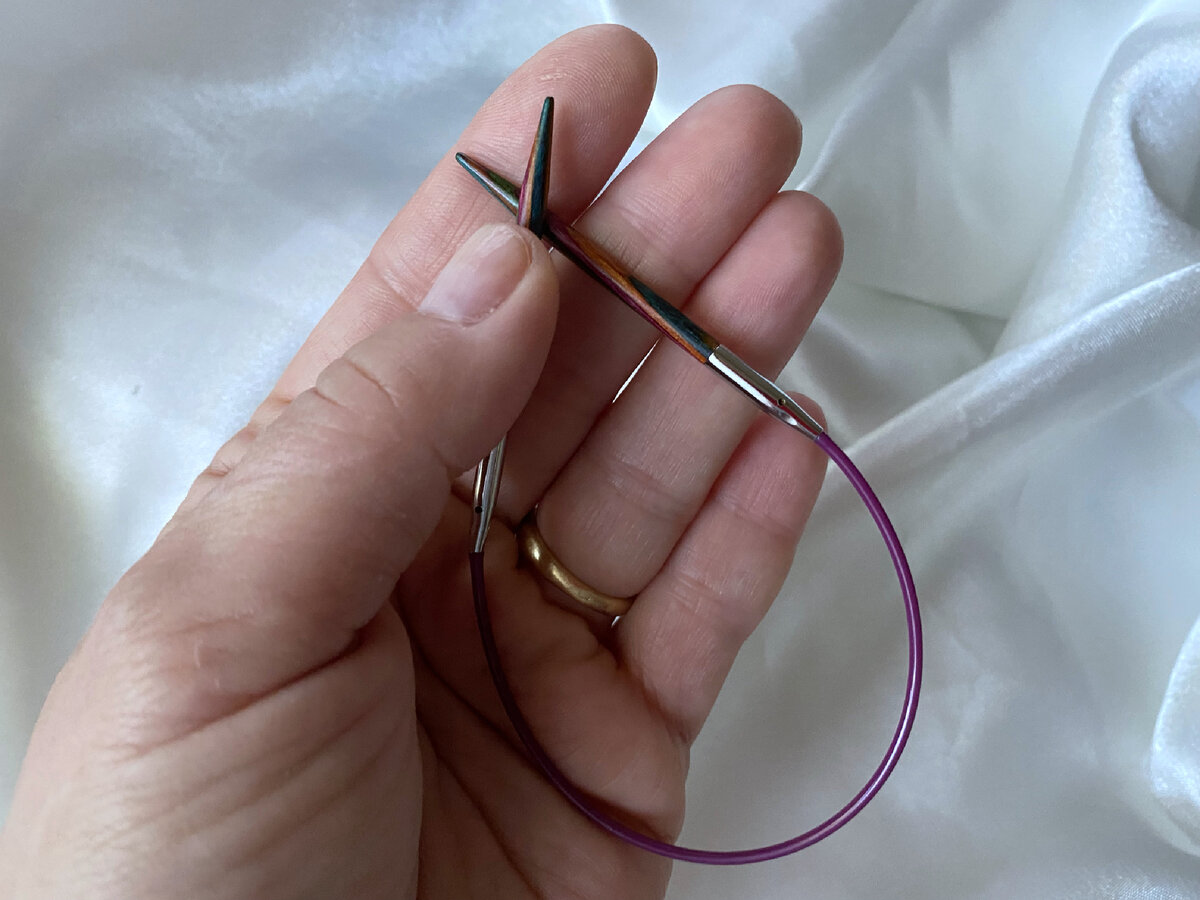 держать можно только кончиками пальцев