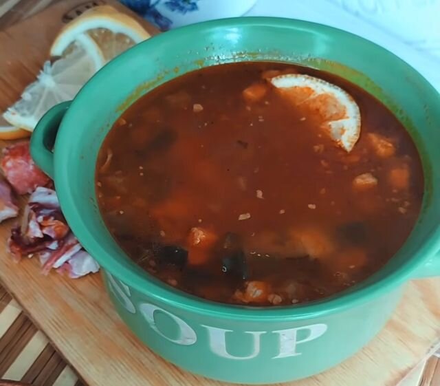 Солянка сборная с колбасой и картошкой — классический рецепт | Вкусный ...