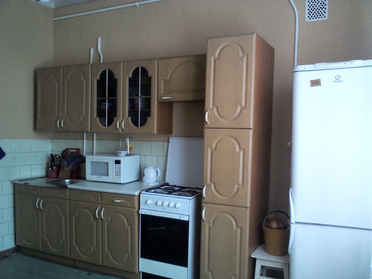 Это кухня-столовая в "сталинке" уже после моего отдъезда.