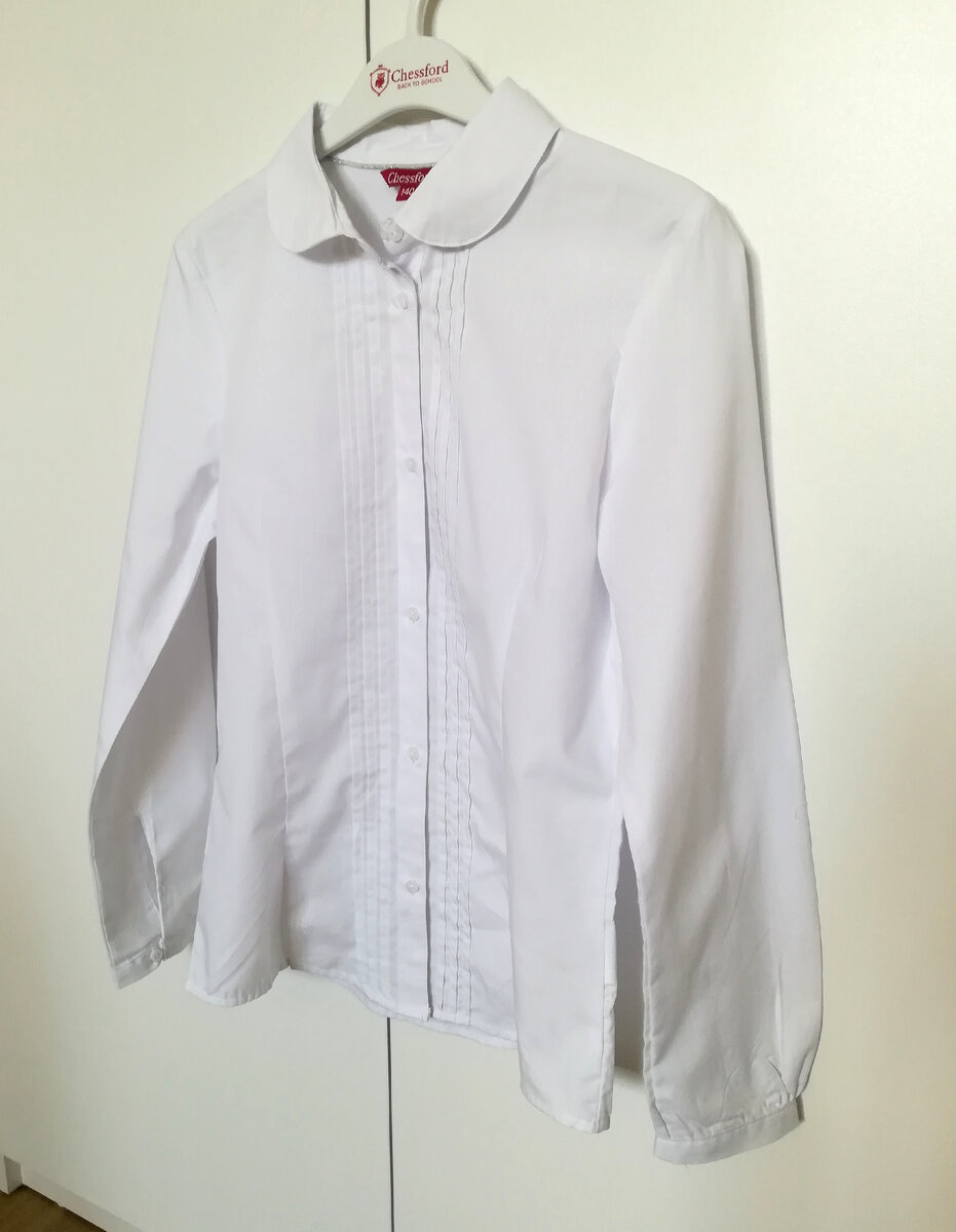 Белая рубашка. Хлопок в составе преобладает, на ощупь приятная. 