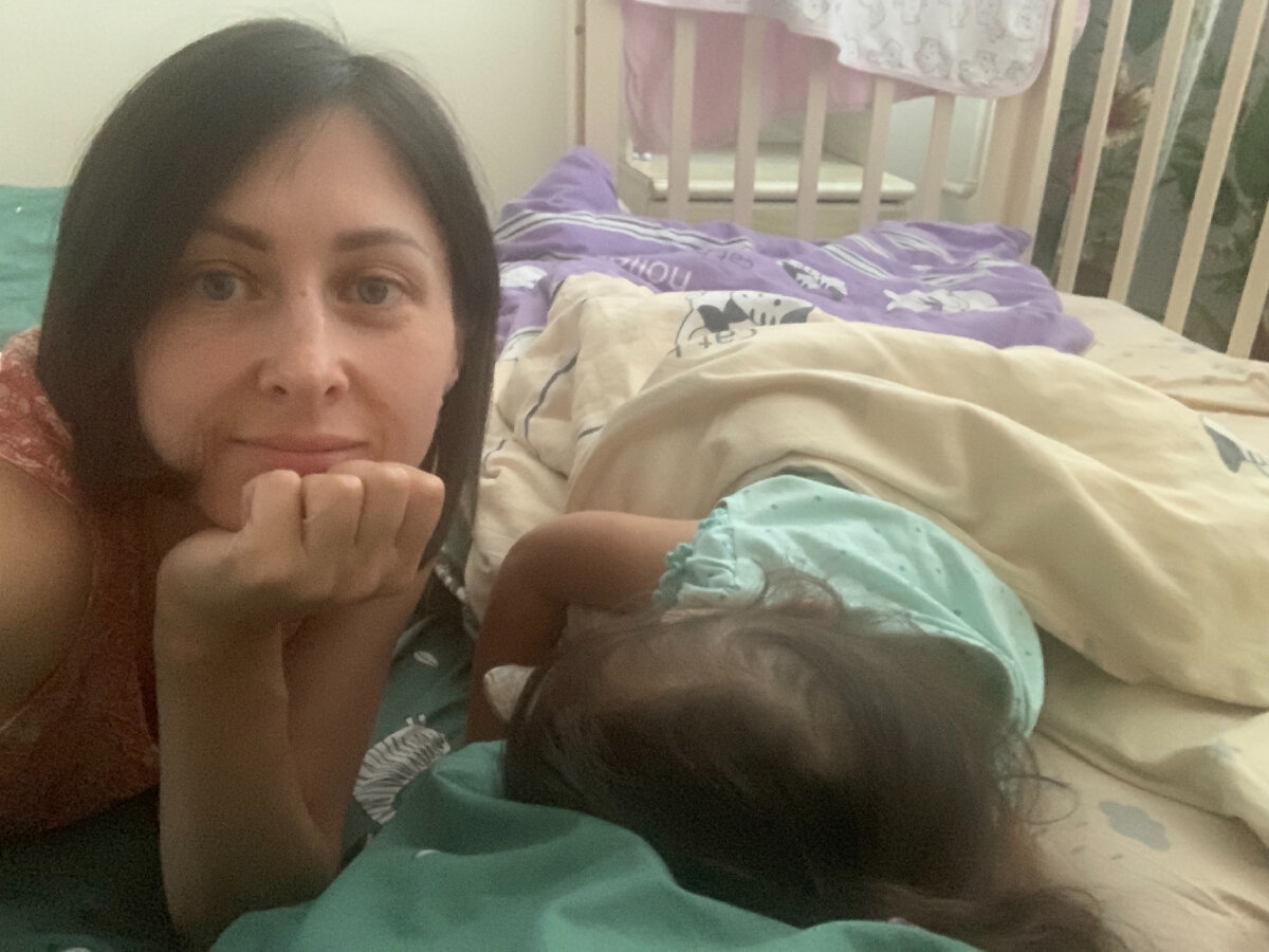 Няня ушла, уложив Евочку спать. И я прилегла к ней на минутку. 