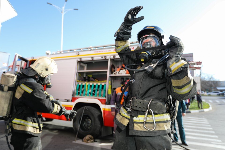     Сейчас спасатели продолжают борьбу с пламенем Дмитрий АХМАДУЛЛИН