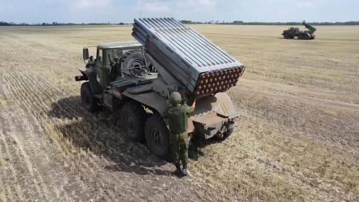    Работа расчетов РСЗО "Град" в ходе спецоперации на Украине. Скриншот видео© РИА Новости / Пресс-служба Минобороны РФ