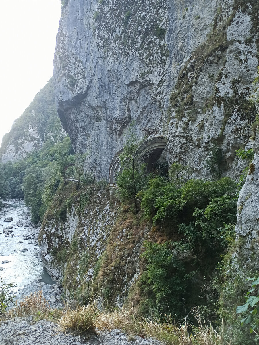 шоссе тянется вдоль ущелья