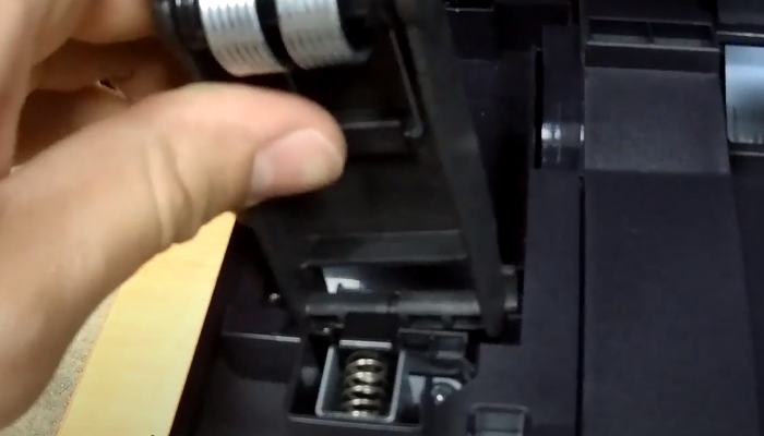 Фото 7. Защелкиваем верхнюю часть шарнира