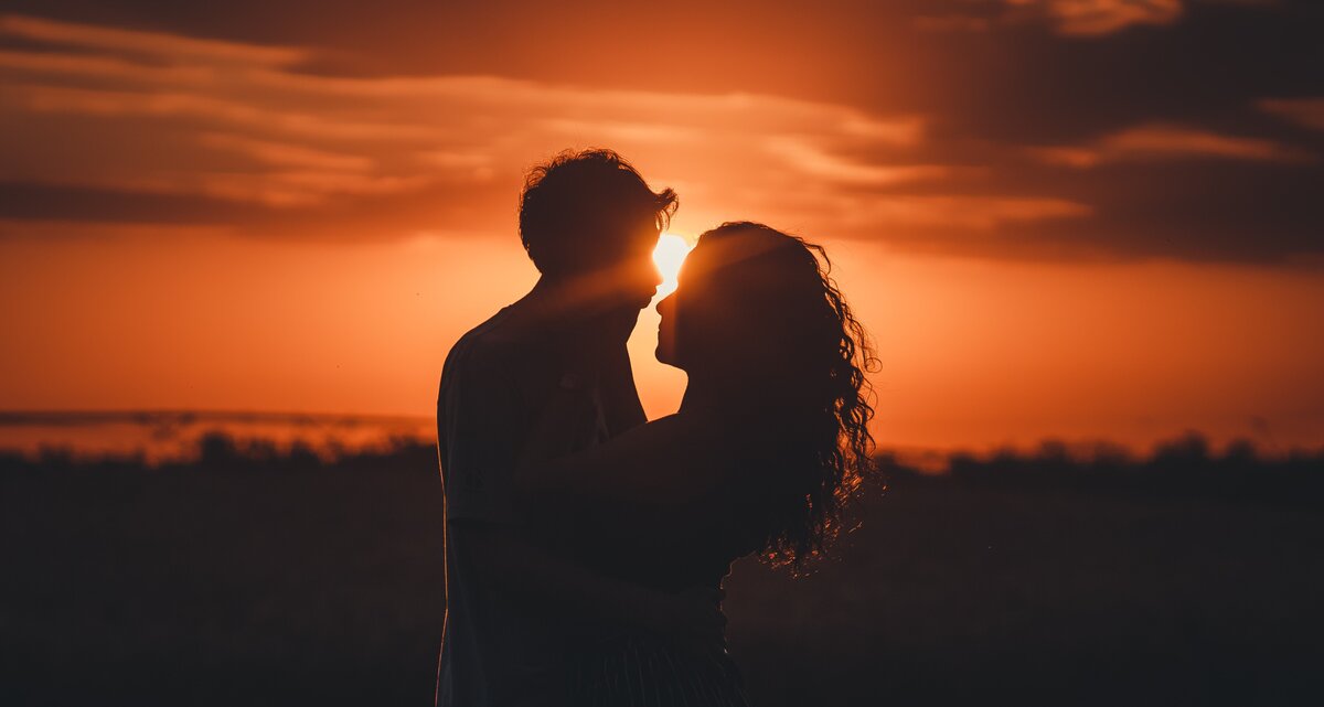     История поцелуя: почему люди целуются в губы?