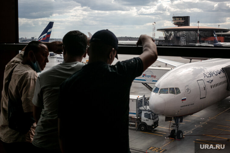    По словам Локтева, гражданин, забронированный на своем предприятии, имеет право выезжать за границу