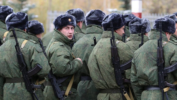 Мобилизованные с автоматами АК-74 в учебном центре Центрального военного округа (ЦВО) в Свердловской области, 29 сентября 2022 года. Обложка © ТАСС / Донат Сорокин / ТАСС