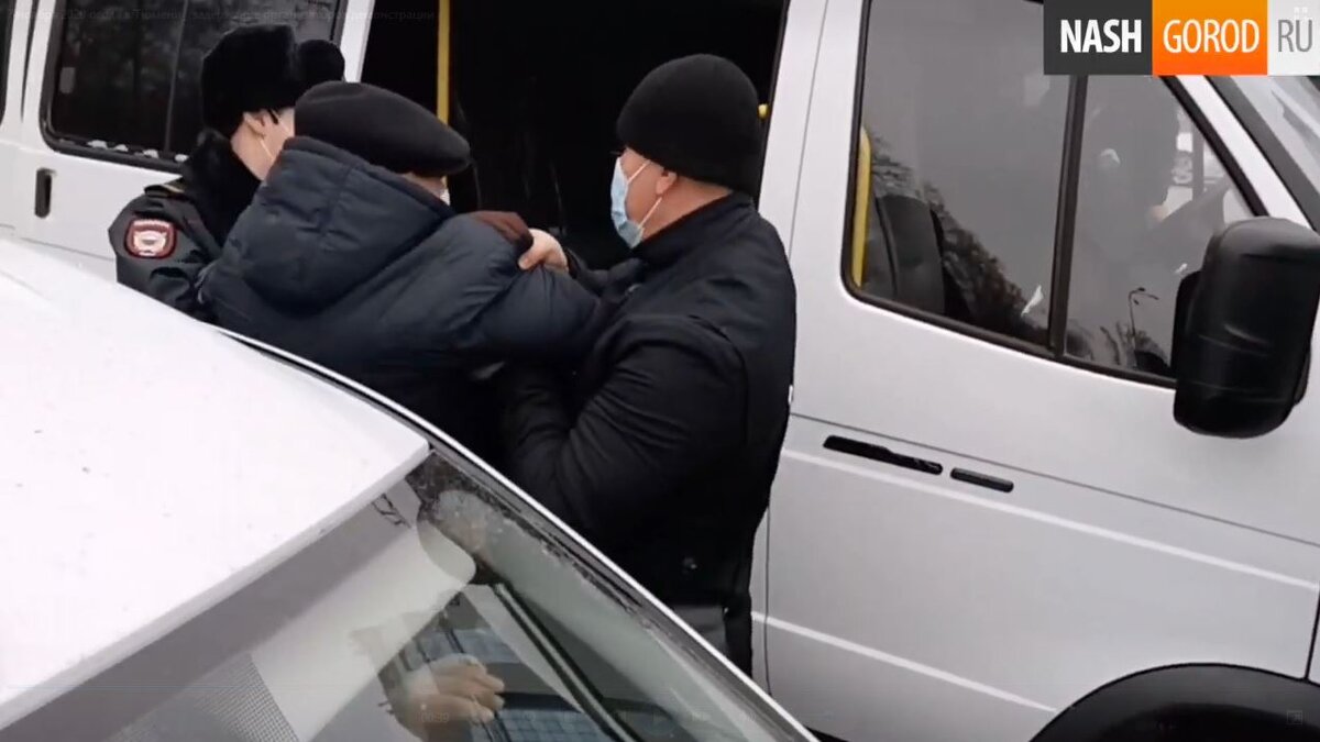 А.К. Черепанова забрасывают в "Газель". Тюмень, 7 ноября 2020 г.