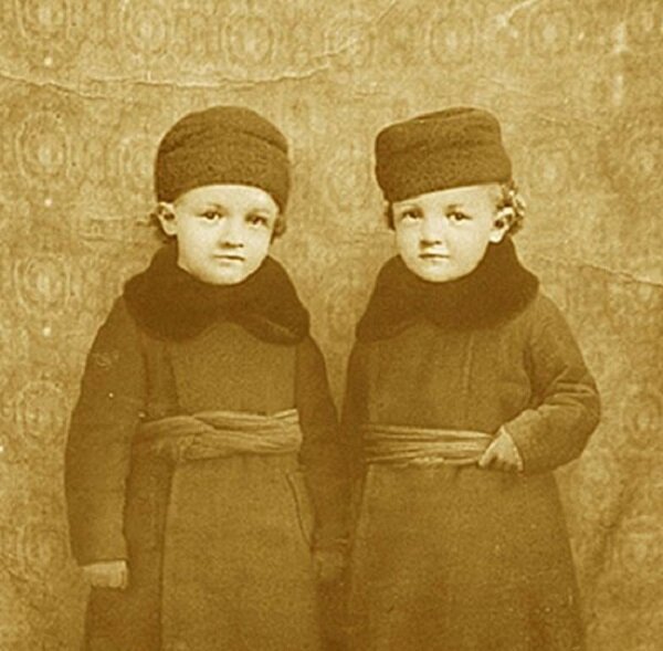 Фото Яндекс Картинки. Предположительное фото маленьких Володи и Сергея Ульяновых.