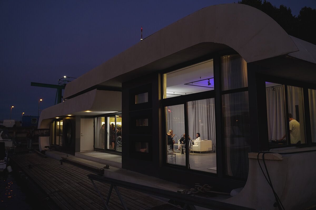 Стильный плавучий павильон-лофт "WhiteMare" на Петроградке