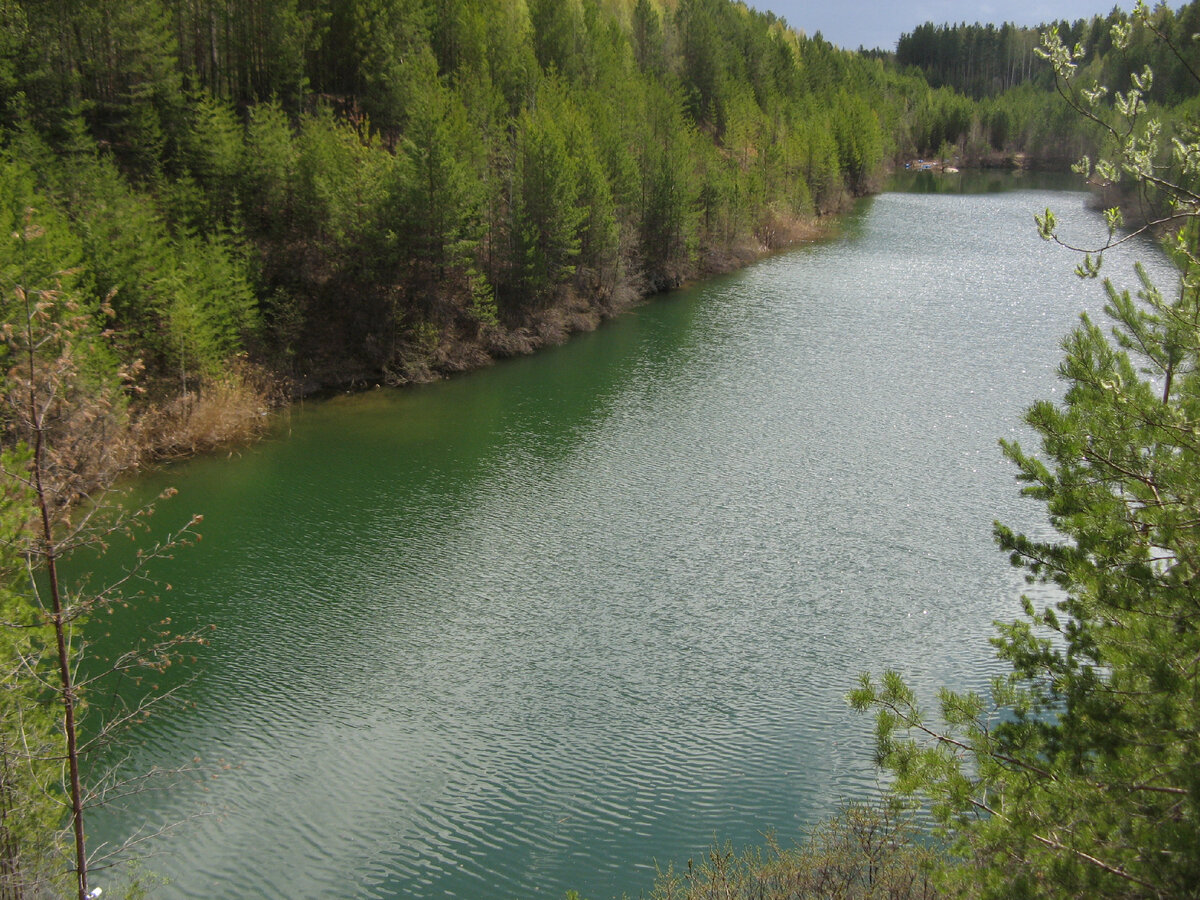 Этот карьер остался с от выработки самого первого месторождения изумрудов на Урале. Фото автора.